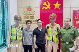 Lực lượng Phòng Cảnh sát giao thông Công an tỉnh Nghệ An đã bắt giữ được 2 phạm nhân trốn trại khi đang trên đường lẫn trốn vào miền Nam. (Ảnh: TTXVN phát)