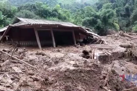 Điện Biên: Người dân và lực lượng chức năng dầm bùn khắc phục hậu quả mưa lũ