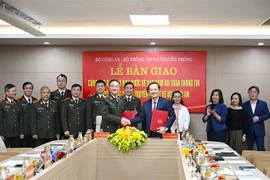 Thứ trưởng Phạm Thế Tùng và Thứ trưởng Phạm Đức Long ký kết Biên bản bàn giao chức năng an toàn thông tin giữa Bộ Công an và Bộ Thông tin và Truyền thông. (Nguồn: xaydungchinhsach.chinhphu.vn)