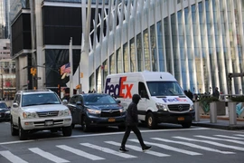 Các phương tiện lưu thông trên phố ở New York, Mỹ ngày 3/1/2025. (Ảnh: THX/TTXVN)