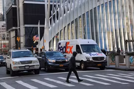 Các phương tiện lưu thông trên phố ở New York, Mỹ ngày 3/1/2025. (Ảnh: THX/TTXVN)