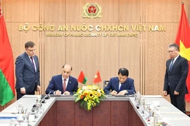 Đại tướng Lương Tam Quang, Bộ trưởng Bộ Công an và Thư ký Hội đồng An ninh Cộng hòa Belarus Volfovich Aleksandr Grigorievich ký kết Ý định thư hợp tác giữa Bộ Công an Việt Nam và Ban Thư ký nhà nước Hội đồng An ninh Belarus. (Ảnh: Minh Đức/TTXVN)
