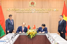 Đại tướng Lương Tam Quang, Bộ trưởng Bộ Công an và Thư ký Hội đồng An ninh Cộng hòa Belarus Volfovich Aleksandr Grigorievich ký kết Ý định thư hợp tác giữa Bộ Công an Việt Nam và Ban Thư ký nhà nước Hội đồng An ninh Belarus. (Ảnh: Minh Đức/TTXVN)