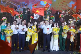 Tổng Bí thư Tô Lâm và các đồng chí lãnh đạo, nguyên lãnh đạo Đảng, Nhà nước dự chương trình nghệ thuật "Đảng trong Mùa xuân Đại thắng". (Ảnh: Thống Nhất/TTXVN)