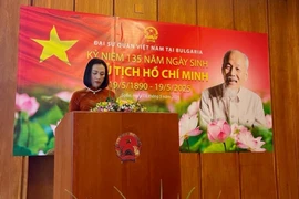 Đại sứ Nguyễn Minh Nguyệt phát biểu tại buổi lễ dâng hương kỷ niệm 135 năm ngày sinh Chủ tịch Hồ Chí Minh được tổ chức tại trụ sở Đại sứ quán Việt Nam tại Bulgaria ngày 18/5.