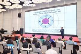 Đồng chí Lê Quốc Minh, Ủy viên Trung ương Đảng, Phó trưởng Ban Tuyên giáo và Dân vận Trung ương, Chủ tịch Hội Nhà báo Việt Nam, Tổng Biên tập Báo Nhân dân trình bày tham luận “Phát triển báo chí trong kỷ nguyên trí tuệ nhân tạo”. (Ảnh: Minh Quyết/TTXVN)