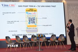 Lãnh đạo Hội bảo vệ quyền lợi người tiêu dùng Thành phố Hồ Chí Minh trình bày giải pháp sử dụng tem AI phát hiện hàng giả. (Ảnh: Linh Sơn/TTXVN)