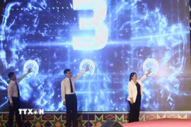 Lãnh đạo Sở Văn hóa, Thể thao và Du lịch Cao Bằng cùng lãnh đạo Cục Văn hóa, Truyền thông, Thể thao và Du lịch thành phố Bách Sắc (Quảng Tây, Trung Quốc) nhấn nút khai trương tuyến du lịch qua biên giới thành phố Cao Bằng – thành phố Bách Sắc. (Ảnh: Quốc Đạt/TTXVN)