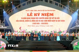 Trao hồ sơ, kỷ vật cho 25 thân nhân liệt sỹ. (Ảnh: Lê Phước Ngọc/TTXVN)