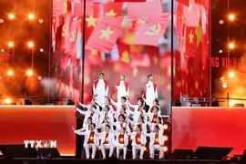 Các tiết mục đặc sắc lấy cảm hứng từ những đoàn văn công thời chiến, hành trình "Tự hào Việt Nam" tái hiện tinh thần theo một cách đương đại. (Ảnh: Minh Đức/TTXVN)