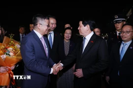 Đại sứ Việt Nam tại Trung Quốc Phạm Thanh Bình đón Chủ tịch nước Lương Cường tại sân bay Bắc Kinh. (Ảnh: Lâm Khánh/TTXVN)