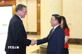 Thường trực Ban Bí thư Trần Cẩm Tú và ông ông Jesús Faria, Phó Chủ tịch phụ trách Tư tưởng và Đào tạo Đảng PSUV. (Ảnh: Phương Hoa/TTXVN)