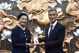 Đại sứ Nguyễn Minh Vũ trao Huân chương Hữu nghị của Nhà nước Việt Nam tặng thưởng cho bà Chea Kim Tha. (Ảnh: Minh Hưng/TTXVN)