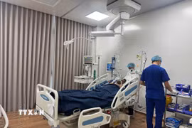 Nạn nhân vụ tai nạn được chăm sóc, điều trị tại bệnh viện trên đảo Phú Quốc. (Ảnh: TTXVN phát)