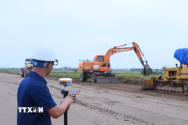 Sử dụng thiết bị định vị vệ tinh để đo đạc thực địa ngoài địa hình tại Ninh Bình. (Ảnh minh họa: Công Luật/TTXVN)