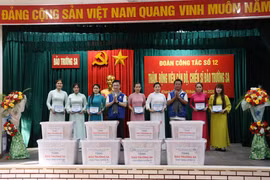 Đoàn Thành phố Hồ Chí Minh tặng quà cho các hộ dân sinh sống trên đảo Trường Sa. (Ảnh: Tiến Lực/TTXVN)