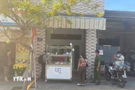 Đoàn kiểm tra của phường Vũng Tàu kiểm tra tiệm bánh mỳ mà 6 người có dấu hiệu ngộ độc sau khi ăn tại tiệm. (Ảnh: Hoàng Nhị/TTXVN)