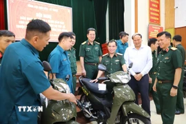 Tổng cục Hậu cần-Kỹ thuật bàn giao xe máy cho các Ban chỉ huy quân sự xã, phường ở Cao Bằng. (Ảnh: TTXVN phát)