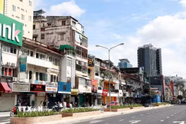 Vỉa hè bên phải đường Lê Lợi, hướng từ giao lộ đường Nguyễn Huệ đến chợ Bến Thành, Thành phố Hồ Chí Minh. (Ảnh: Hồng Đạt/TTXVN)