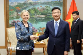 Phó Thủ tướng Lê Thành Long tiếp Phó Chủ tịch phụ trách chính sách công toàn cầu của Tập đoàn Amazon Susan Pointer. (Ảnh: An Đăng/TTXVN)