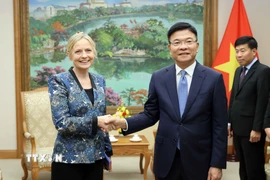 Phó Thủ tướng Lê Thành Long tiếp Phó Chủ tịch phụ trách chính sách công toàn cầu của Tập đoàn Amazon Susan Pointer. (Ảnh: An Đăng/TTXVN)