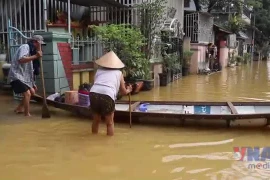 Cuộc sống người dân Huế bị đảo lộn do ngập lụt kéo dài