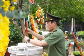 Bộ trưởng Bộ Công an Lương Tam Quang dâng hương tại Khu di tích lịch sử Ban An ninh Trung ương Cục miền Nam. (Ảnh: Minh Phú/TTXVN)