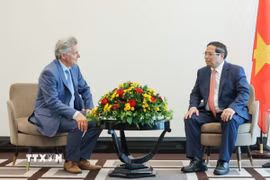 Thủ tướng Phạm Minh Chính tiếp Bí thư toàn quốc Đảng Cộng sản Pháp Fabien Roussel. (Ảnh: Dương Giang/TTXVN)