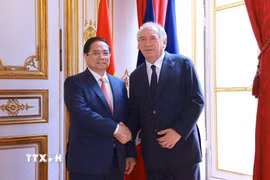 Thủ tướng Phạm Minh Chính và Thủ tướng Pháp François Bayrou. (Ảnh: Dương Giang/TTXVN)