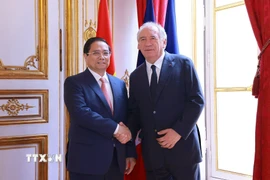 Thủ tướng Phạm Minh Chính và Thủ tướng Pháp François Bayrou. (Ảnh: Dương Giang/TTXVN)