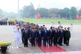 Lãnh đạo Đảng, Nhà nước cùng đại biểu Quốc hội dự Kỳ họp thứ 9 đặt vòng hoa và vào Lăng viếng Chủ tịch Hồ Chí Minh. (Ảnh: An Đăng/TTXVN)