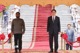 Chủ tịch nước Lương Cường và Tổng thống Sri Lanka Anura Kumara Dissanayaka trên bục danh dự, nghe quân nhạc cử Quốc thiều hai nước. (Ảnh: Lâm Khánh/TTXVN)