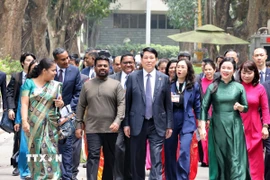 Chủ tịch nước Lương Cường và Tổng thống Sri Lanka Anura Kumara Dissanayaka thăm Nhà sàn Bác Hồ tại Khu di tích Chủ tịch Hồ Chí Minh trong Phủ Chủ tịch. (Ảnh: Lâm Khánh/TTXVN)