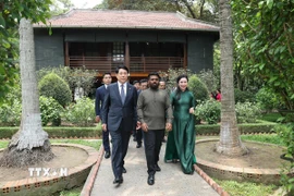 Chủ tịch nước Lương Cường và Tổng thống Sri Lanka Anura Kumara Dissanayaka thăm Nhà sàn Bác Hồ tại Khu di tích Chủ tịch Hồ Chí Minh trong Phủ Chủ tịch. (Ảnh: Lâm Khánh/TTXVN)