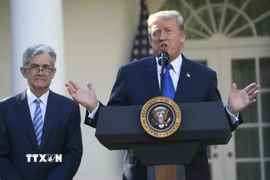 Tổng thống Mỹ Donald Trump và Chủ tịch FED Jerome Powell. (Ảnh: france24.com/TTXVN)
