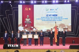Phó Thủ tướng Lê Thành Long trao Huân chương Lao động hạng Nhì cho Trường THPT Chuyên Khoa học Tự nhiên; Huân chương Lao động hạng Nhất cho Bộ môn chuyên Vật lý và Huân chương Lao động hạng Ba cho Bộ môn chuyên Toán. (Ảnh: TTXVN phát)