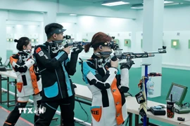 Các xạ thủ của tổ súng trường như Phí Thanh Thảo, Lê Thị Mộng Tuyền, Nguyễn Phạm Hiền Khanh… đang tập trung tích lũy thêm chuyên môn ở mỗi buổi tập. (Ảnh: Minh Quyết/TTXVN)