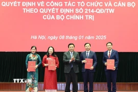 Giáo sư-Tiến sỹ Nguyễn Xuân Thắng trao các quyết định về công tác tổ chức tại Học viện. (Ảnh: TTXVN)