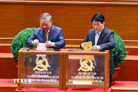 Tổng Bí thư Tô Lâm và Chủ tịch nước Lương Cường bỏ phiếu bầu các Ủy viên Trung ương chính thức và các Ủy viên dự khuyết Ban Chấp hành Trung ương Đảng khóa XIV. (Ảnh: TTXVN)