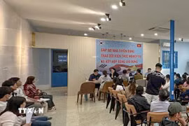 Nhóm người Hàn Quốc tổ chức tuyển lao động trái phép tại quán càphê trên địa bàn phường Tân An, thành phố Cần Thơ. (Ảnh: TTXVN phát)