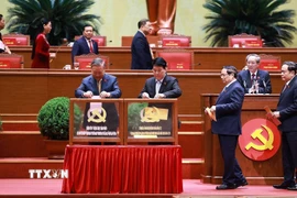 Các đại biểu bỏ phiếu bầu cử Ban Chấp hành Trung ương Đảng khóa XIV. (Ảnh: TTXVN)