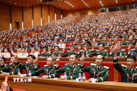 Các đại biểu biểu quyết thông qua danh sách bầu cử Ban Chấp hành Trung ương Đảng khóa XIV. (Ảnh: TTXVN)