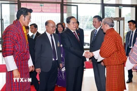 Quốc vương Jigme Khesar Namgyel Wangchuck giới thiệu thành viên đoàn đại biểu Bhutan với Chủ tịch Quốc hội Trần Thanh Mẫn. (Ảnh: Doãn Tấn/TTXVN)