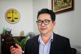 Giám đốc Hợp tác xã Organic, phường Bắc Giang (Bắc Ninh), Lưu Đình Hợp, góp ý vào dự thảo. (Ảnh: Danh Lam/TTXVN)