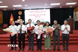Lãnh đạo tỉnh Sơn La tặng hoa chúc mừng các tân Ủy viên UBND tỉnh và Trưởng Ban Kinh tế - Ngân sách của HĐND tỉnh. (Ảnh: Nguyễn Cường/TTXVN)