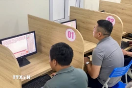Các học viên tham gia sát hạch cấp Giấy phép lái xe ôtô sau nhiều tháng ngưng trệ. (Ảnh: TTXVN phát)