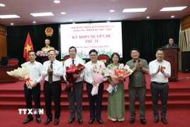 Lãnh đạo tỉnh Sơn La tặng hoa chúc mừng các tân Ủy viên UBND tỉnh và Trưởng Ban Kinh tế - Ngân sách của HĐND tỉnh. (Ảnh: Nguyễn Cường/TTXVN)