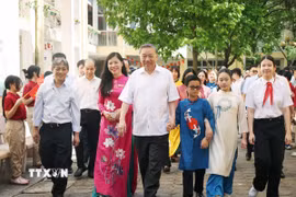 Tổng Bí thư Tô Lâm đến thăm và tặng quà cho học sinh Trường Phổ thông Cơ sở Nguyễn Đình Chiểu và Trường Phổ thông Cơ sở Xã Đàn. (Ảnh: Thống Nhất/TTXVN)
