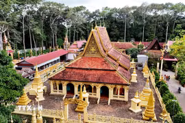 Năm 1842, chùa Âng được xây dựng lại bằng gỗ quý, lợp ngói, tường xây; những năm về sau chùa cũng trải qua nhiều đợt trùng tu với quy mô nhỏ.(Ảnh: Hồng Đạt/TTXVN)