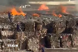 Đám cháy bùng phát tại khu vực chứa vật liệu phế thải của Công ty Cổ phần Giấy HKB - Hoa Lư. (Ảnh: TTXVN phát)